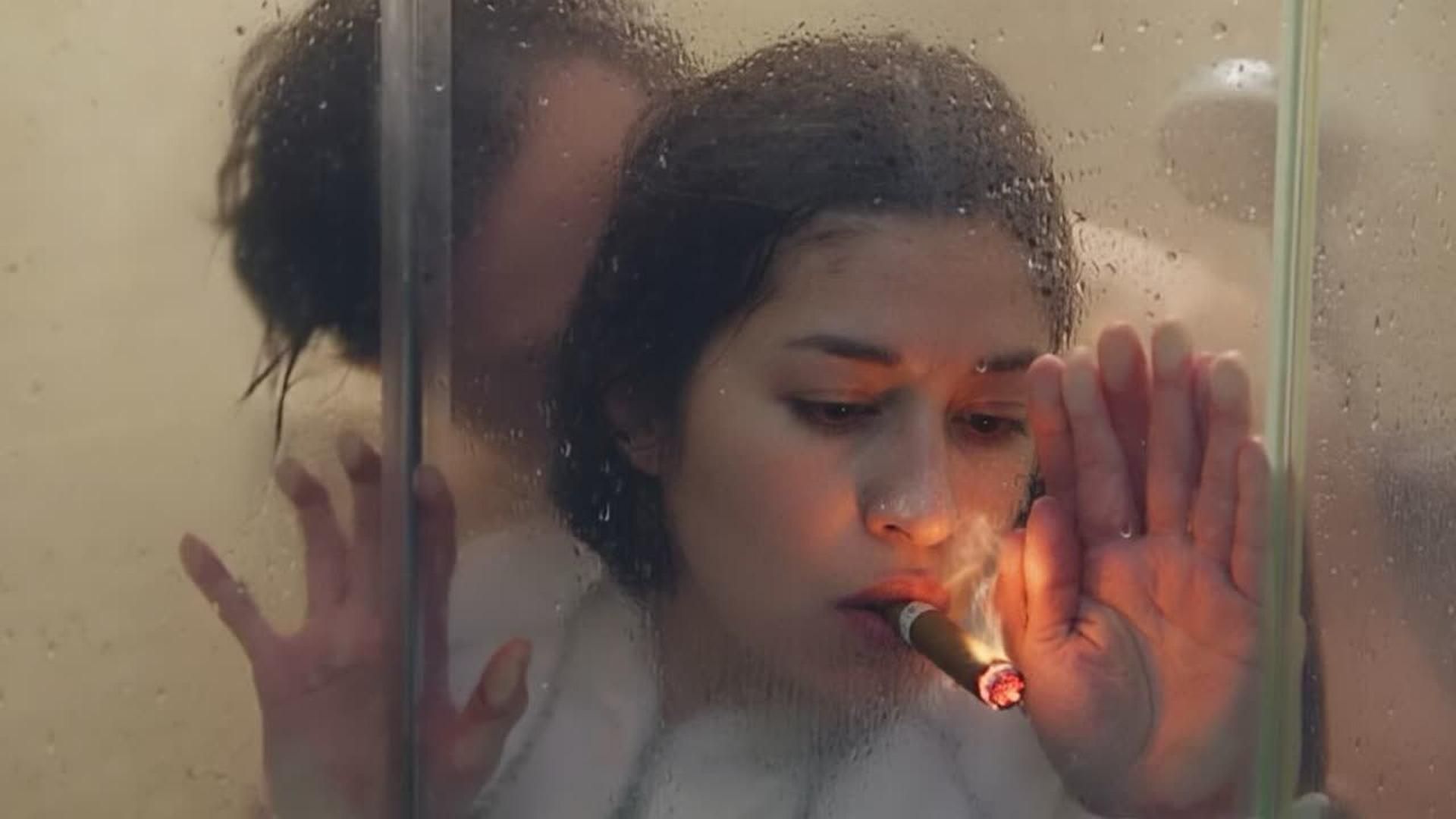 ”人家说你人美身材好，没理由给矮子霸占呢，不如让我兄弟们开开眼界了“，“喂，别碰我嫂子”《知法犯法》